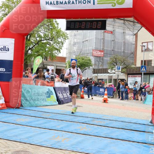 05.05.2024 - 7. Wedeler Halbmarathon Strokosch-Dieckow http://msf.ph/oto/6223056 05.05.2024 11:21:01 Ziel 917 meine-sportfotos.de
