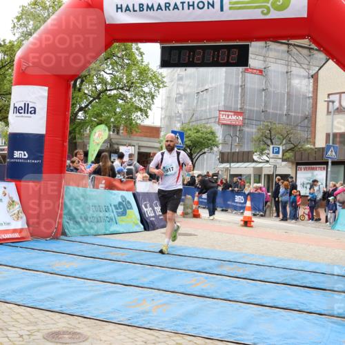 05.05.2024 - 7. Wedeler Halbmarathon Strokosch-Dieckow http://msf.ph/oto/6223062 05.05.2024 11:21:01 Ziel 917 meine-sportfotos.de