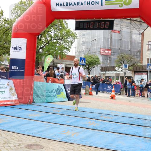 05.05.2024 - 7. Wedeler Halbmarathon Strokosch-Dieckow http://msf.ph/oto/6223067 05.05.2024 11:21:01 Ziel 917 meine-sportfotos.de