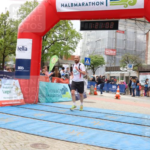 05.05.2024 - 7. Wedeler Halbmarathon Strokosch-Dieckow http://msf.ph/oto/6223072 05.05.2024 11:21:01 Ziel 917 meine-sportfotos.de