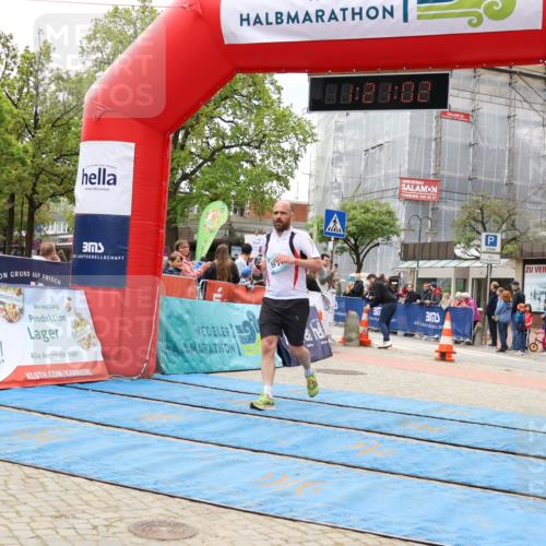 05.05.2024 - 7. Wedeler Halbmarathon Strokosch-Dieckow http://msf.ph/oto/6223078 05.05.2024 11:21:01 Ziel 917 meine-sportfotos.de