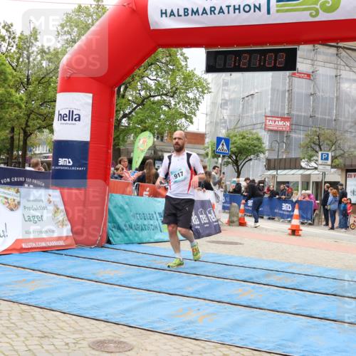 05.05.2024 - 7. Wedeler Halbmarathon Strokosch-Dieckow http://msf.ph/oto/6223084 05.05.2024 11:21:02 Ziel 917 meine-sportfotos.de