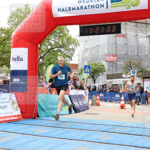 05.05.2024 - 7. Wedeler Halbmarathon Strokosch-Dieckow http://msf.ph/oto/6223125 05.05.2024 11:21:21 Ziel 488, 795 meine-sportfotos.de