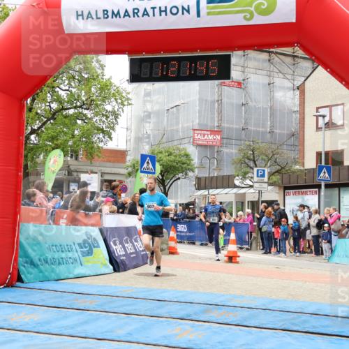 05.05.2024 - 7. Wedeler Halbmarathon Strokosch-Dieckow http://msf.ph/oto/6223242 05.05.2024 11:21:44 Ziel 601, 612, 705, 907 meine-sportfotos.de