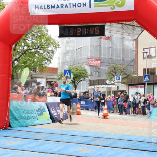 05.05.2024 - 7. Wedeler Halbmarathon Strokosch-Dieckow http://msf.ph/oto/6223247 05.05.2024 11:21:45 Ziel 601, 612, 705, 907 meine-sportfotos.de
