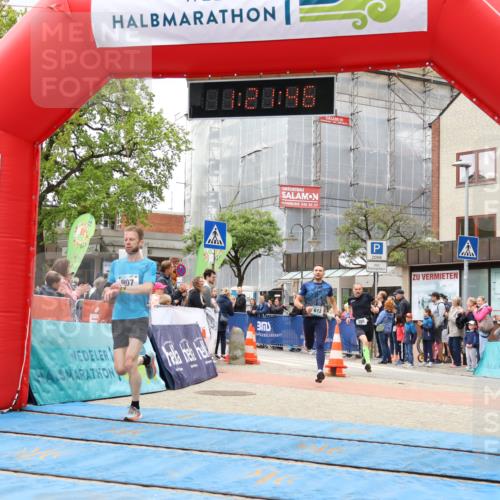 05.05.2024 - 7. Wedeler Halbmarathon Strokosch-Dieckow http://msf.ph/oto/6223269 05.05.2024 11:21:45 Ziel 601, 612, 705, 907 meine-sportfotos.de