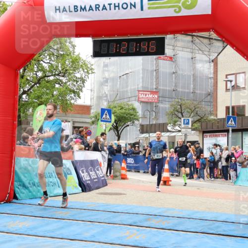 05.05.2024 - 7. Wedeler Halbmarathon Strokosch-Dieckow http://msf.ph/oto/6223275 05.05.2024 11:21:45 Ziel 601, 612, 705, 907 meine-sportfotos.de