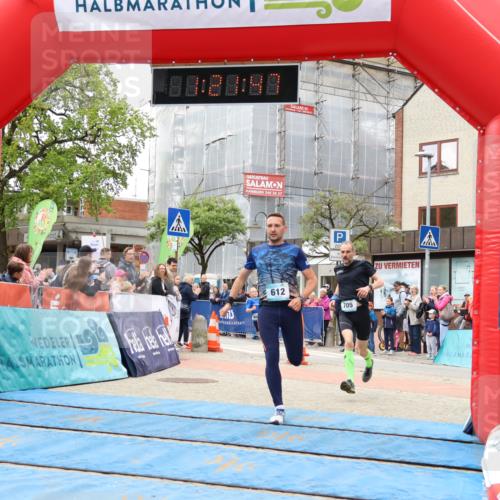 05.05.2024 - 7. Wedeler Halbmarathon Strokosch-Dieckow http://msf.ph/oto/6223297 05.05.2024 11:21:46 Ziel 601, 612, 705, 907 meine-sportfotos.de