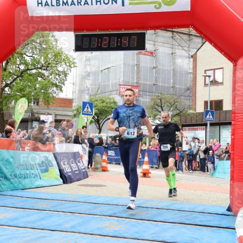 05.05.2024 - 7. Wedeler Halbmarathon Strokosch-Dieckow http://msf.ph/oto/6223308 05.05.2024 11:21:46 Ziel 601, 612, 705, 907 meine-sportfotos.de
