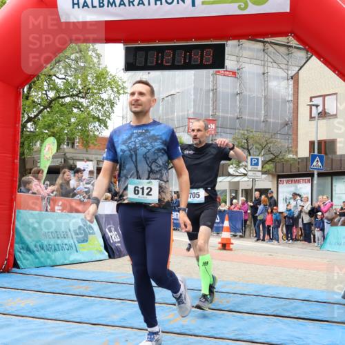 05.05.2024 - 7. Wedeler Halbmarathon Strokosch-Dieckow http://msf.ph/oto/6223324 05.05.2024 11:21:47 Ziel 601, 612, 705, 907 meine-sportfotos.de