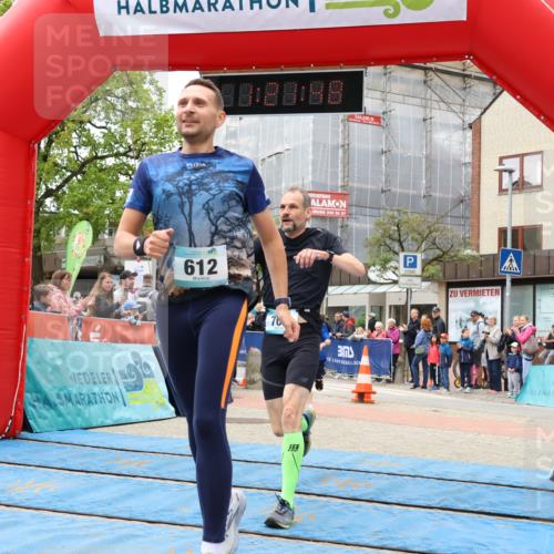 05.05.2024 - 7. Wedeler Halbmarathon Strokosch-Dieckow http://msf.ph/oto/6223329 05.05.2024 11:21:47 Ziel 601, 612, 705, 907 meine-sportfotos.de