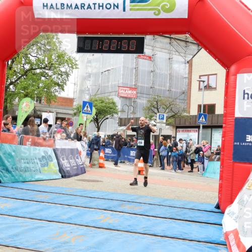 05.05.2024 - 7. Wedeler Halbmarathon Strokosch-Dieckow http://msf.ph/oto/6223737 05.05.2024 11:22:49 Ziel 458 meine-sportfotos.de