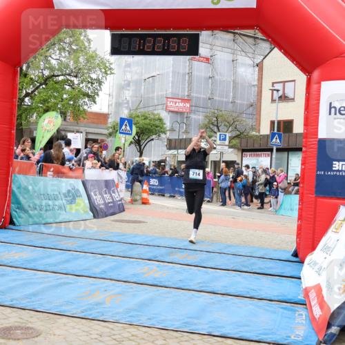 05.05.2024 - 7. Wedeler Halbmarathon Strokosch-Dieckow http://msf.ph/oto/6223813 05.05.2024 11:22:58 Ziel 199, 592, 714 meine-sportfotos.de