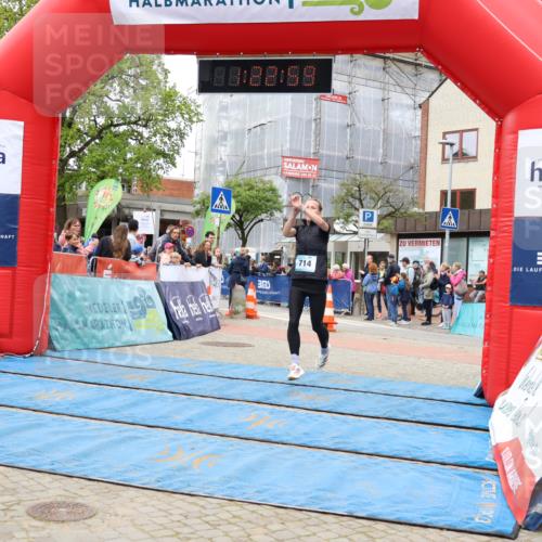 05.05.2024 - 7. Wedeler Halbmarathon Strokosch-Dieckow http://msf.ph/oto/6223826 05.05.2024 11:22:58 Ziel 199, 592, 714 meine-sportfotos.de