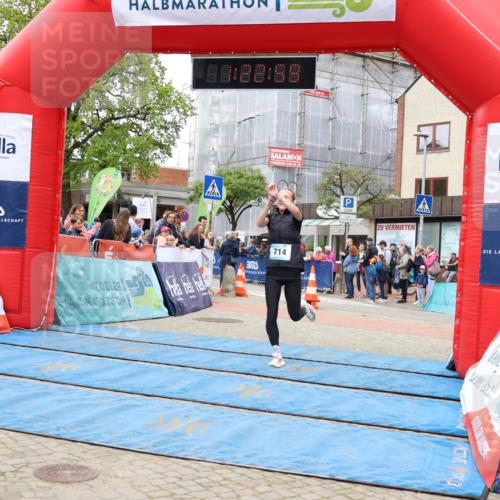 05.05.2024 - 7. Wedeler Halbmarathon Strokosch-Dieckow http://msf.ph/oto/6223833 05.05.2024 11:22:58 Ziel 199, 592, 714 meine-sportfotos.de