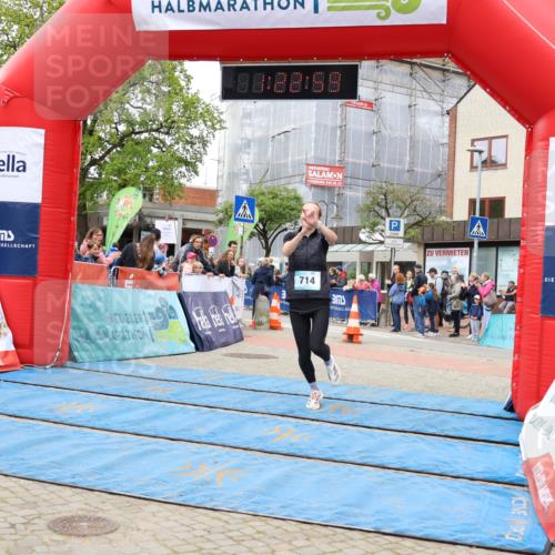05.05.2024 - 7. Wedeler Halbmarathon Strokosch-Dieckow http://msf.ph/oto/6223838 05.05.2024 11:22:58 Ziel 199, 592, 714 meine-sportfotos.de