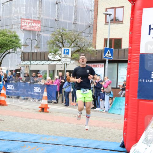 05.05.2024 - 7. Wedeler Halbmarathon Strokosch-Dieckow http://msf.ph/oto/6223995 05.05.2024 11:23:16 Ziel 240, 842, 846 meine-sportfotos.de