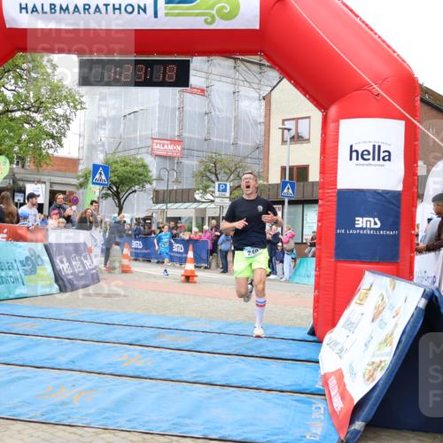 05.05.2024 - 7. Wedeler Halbmarathon Strokosch-Dieckow http://msf.ph/oto/6224022 05.05.2024 11:23:17 Ziel 240, 524, 842, 846 meine-sportfotos.de