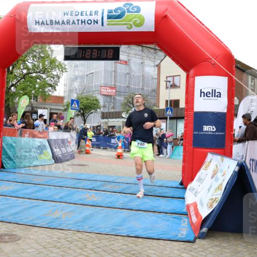 05.05.2024 - 7. Wedeler Halbmarathon Strokosch-Dieckow http://msf.ph/oto/6224039 05.05.2024 11:23:17 Ziel 240, 524, 842, 846 meine-sportfotos.de