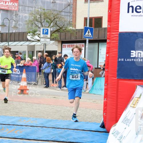 05.05.2024 - 7. Wedeler Halbmarathon Strokosch-Dieckow http://msf.ph/oto/6224056 05.05.2024 11:23:19 Ziel 240, 524, 842, 846 meine-sportfotos.de