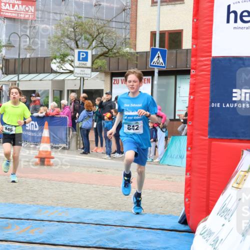 05.05.2024 - 7. Wedeler Halbmarathon Strokosch-Dieckow http://msf.ph/oto/6224063 05.05.2024 11:23:20 Ziel 524, 842, 846 meine-sportfotos.de