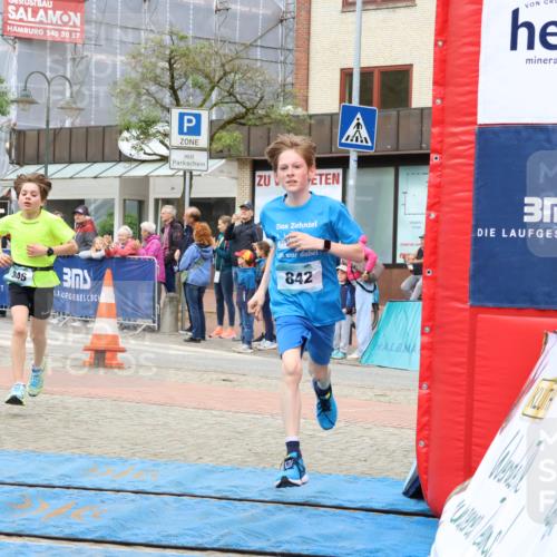 05.05.2024 - 7. Wedeler Halbmarathon Strokosch-Dieckow http://msf.ph/oto/6224071 05.05.2024 11:23:20 Ziel 524, 842, 846 meine-sportfotos.de