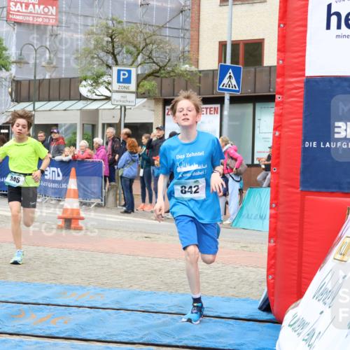05.05.2024 - 7. Wedeler Halbmarathon Strokosch-Dieckow http://msf.ph/oto/6224078 05.05.2024 11:23:20 Ziel 524, 842, 846 meine-sportfotos.de