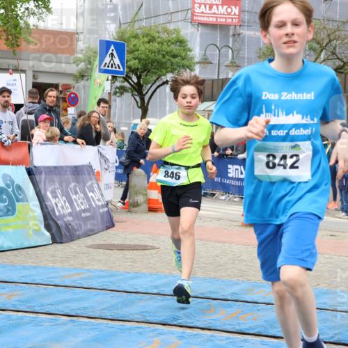 05.05.2024 - 7. Wedeler Halbmarathon Strokosch-Dieckow http://msf.ph/oto/6224089 05.05.2024 11:23:21 Ziel 524, 842, 846 meine-sportfotos.de