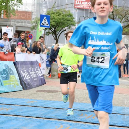 05.05.2024 - 7. Wedeler Halbmarathon Strokosch-Dieckow http://msf.ph/oto/6224094 05.05.2024 11:23:21 Ziel 524, 842, 846 meine-sportfotos.de