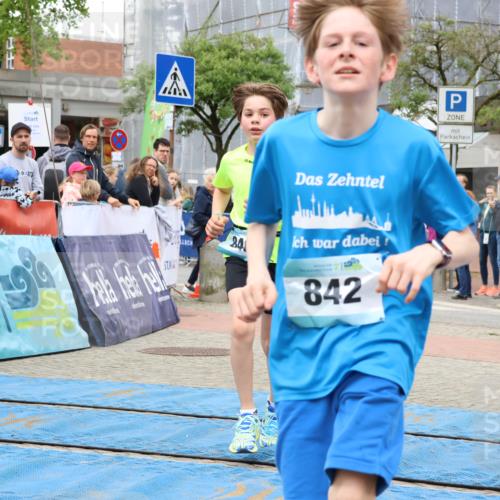 05.05.2024 - 7. Wedeler Halbmarathon Strokosch-Dieckow http://msf.ph/oto/6224100 05.05.2024 11:23:21 Ziel 524, 842, 846 meine-sportfotos.de