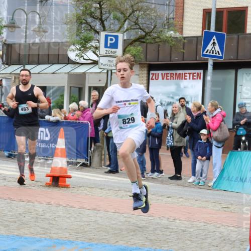 05.05.2024 - 7. Wedeler Halbmarathon Strokosch-Dieckow http://msf.ph/oto/6224186 05.05.2024 11:23:43 Ziel 483, 602, 774, 829 meine-sportfotos.de