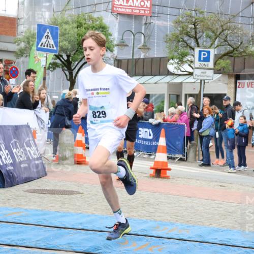 05.05.2024 - 7. Wedeler Halbmarathon Strokosch-Dieckow http://msf.ph/oto/6224215 05.05.2024 11:23:44 Ziel 483, 602, 774, 811, 829 meine-sportfotos.de