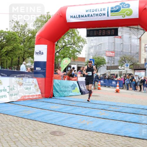 05.05.2024 - 7. Wedeler Halbmarathon Strokosch-Dieckow http://msf.ph/oto/6224272 05.05.2024 11:23:46 Ziel 483, 602, 774, 811, 829 meine-sportfotos.de