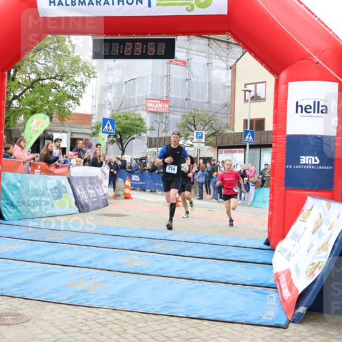 05.05.2024 - 7. Wedeler Halbmarathon Strokosch-Dieckow http://msf.ph/oto/6224305 05.05.2024 11:23:50 Ziel 574, 602, 774, 811 meine-sportfotos.de
