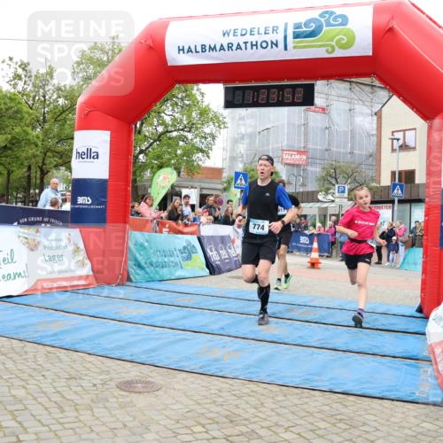 05.05.2024 - 7. Wedeler Halbmarathon Strokosch-Dieckow http://msf.ph/oto/6224346 05.05.2024 11:23:51 Ziel 574, 602, 774, 811 meine-sportfotos.de