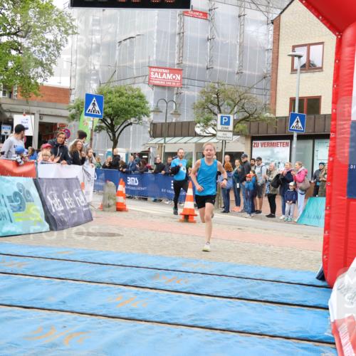 05.05.2024 - 7. Wedeler Halbmarathon Strokosch-Dieckow http://msf.ph/oto/6224400 05.05.2024 11:23:57 Ziel 64, 574 meine-sportfotos.de