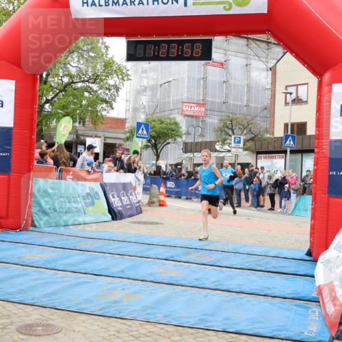 05.05.2024 - 7. Wedeler Halbmarathon Strokosch-Dieckow http://msf.ph/oto/6224416 05.05.2024 11:23:57 Ziel 64, 574 meine-sportfotos.de