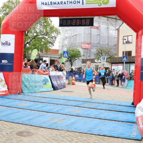 05.05.2024 - 7. Wedeler Halbmarathon Strokosch-Dieckow http://msf.ph/oto/6224421 05.05.2024 11:23:57 Ziel 64, 574 meine-sportfotos.de