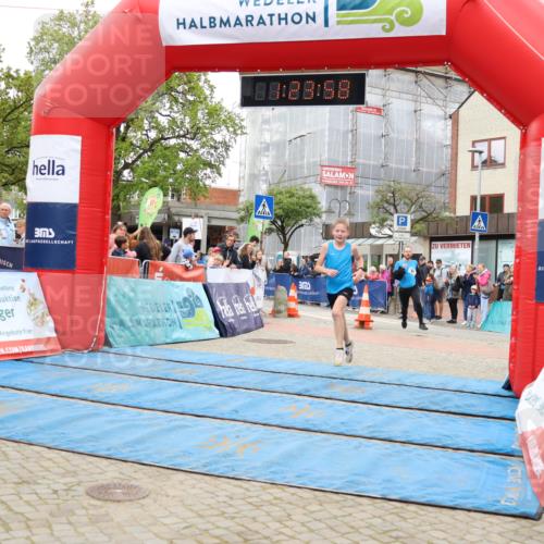 05.05.2024 - 7. Wedeler Halbmarathon Strokosch-Dieckow http://msf.ph/oto/6224427 05.05.2024 11:23:57 Ziel 64, 574 meine-sportfotos.de