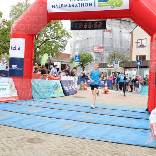 05.05.2024 - 7. Wedeler Halbmarathon Strokosch-Dieckow http://msf.ph/oto/6224432 05.05.2024 11:23:57 Ziel 64, 574 meine-sportfotos.de