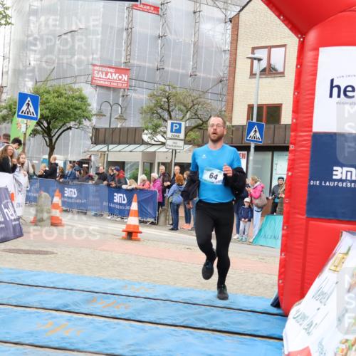 05.05.2024 - 7. Wedeler Halbmarathon Strokosch-Dieckow http://msf.ph/oto/6224438 05.05.2024 11:23:59 Ziel 64, 517, 574 meine-sportfotos.de