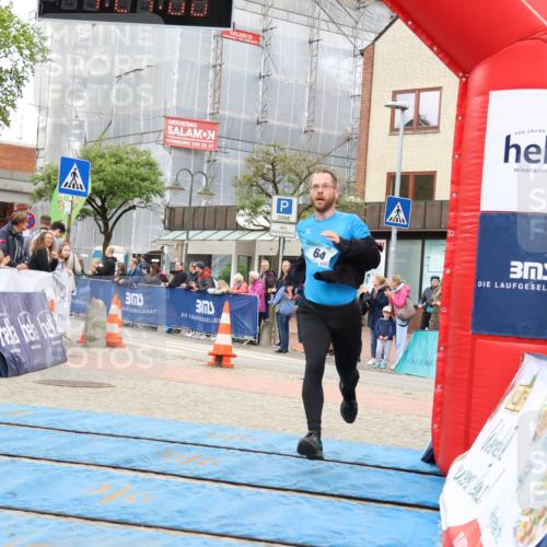 05.05.2024 - 7. Wedeler Halbmarathon Strokosch-Dieckow http://msf.ph/oto/6224443 05.05.2024 11:23:59 Ziel 64, 517, 574 meine-sportfotos.de