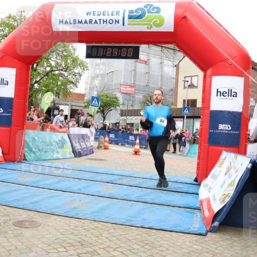 05.05.2024 - 7. Wedeler Halbmarathon Strokosch-Dieckow http://msf.ph/oto/6224452 05.05.2024 11:23:59 Ziel 64, 517, 574 meine-sportfotos.de