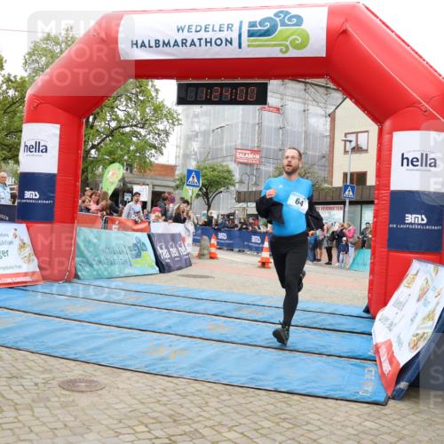 05.05.2024 - 7. Wedeler Halbmarathon Strokosch-Dieckow http://msf.ph/oto/6224458 05.05.2024 11:23:59 Ziel 64, 517, 574 meine-sportfotos.de