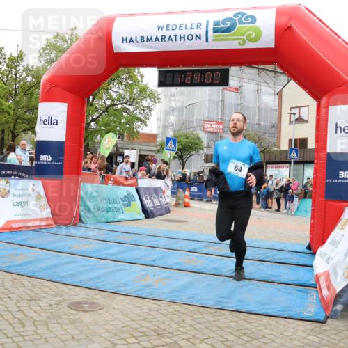 05.05.2024 - 7. Wedeler Halbmarathon Strokosch-Dieckow http://msf.ph/oto/6224462 05.05.2024 11:23:59 Ziel 64, 517, 574 meine-sportfotos.de