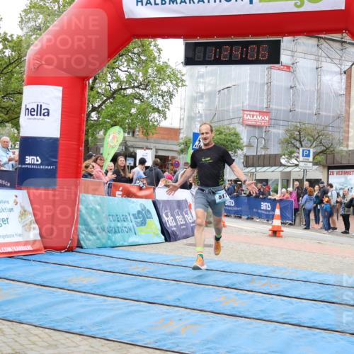 05.05.2024 - 7. Wedeler Halbmarathon Strokosch-Dieckow http://msf.ph/oto/6224525 05.05.2024 11:24:05 Ziel 517 meine-sportfotos.de