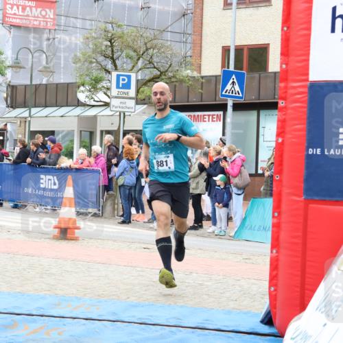05.05.2024 - 7. Wedeler Halbmarathon Strokosch-Dieckow http://msf.ph/oto/6224551 05.05.2024 11:24:24 Ziel 881 meine-sportfotos.de