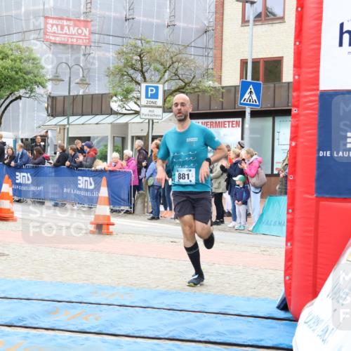 05.05.2024 - 7. Wedeler Halbmarathon Strokosch-Dieckow http://msf.ph/oto/6224556 05.05.2024 11:24:24 Ziel 881 meine-sportfotos.de