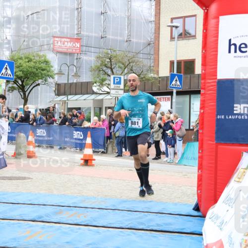 05.05.2024 - 7. Wedeler Halbmarathon Strokosch-Dieckow http://msf.ph/oto/6224561 05.05.2024 11:24:24 Ziel 881 meine-sportfotos.de