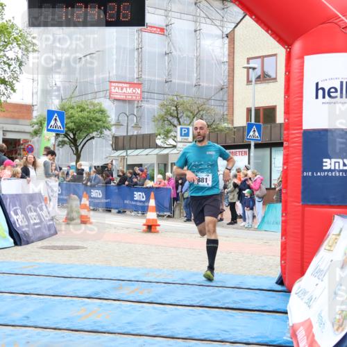 05.05.2024 - 7. Wedeler Halbmarathon Strokosch-Dieckow http://msf.ph/oto/6224567 05.05.2024 11:24:25 Ziel 881, 913 meine-sportfotos.de